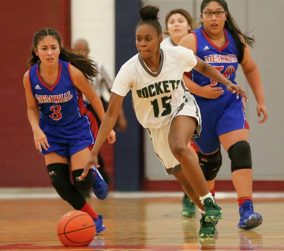Kennedy’s Deshawn Vallerie drives the ball past Memorial’s Skylar Herrera, left, and Avigail Sifuentes, right, in their District 26-5A girls basketball game with Memorial at Edgewood Gym on Dec. 10, 2019. Photo: Marvin Pfeiffer /Staff Photographer / **MANDATORY CREDIT FOR PHOTOG AND SAN ANTONIO EXPRESS-NEWS/NO SALES/MAGS OUT/TV