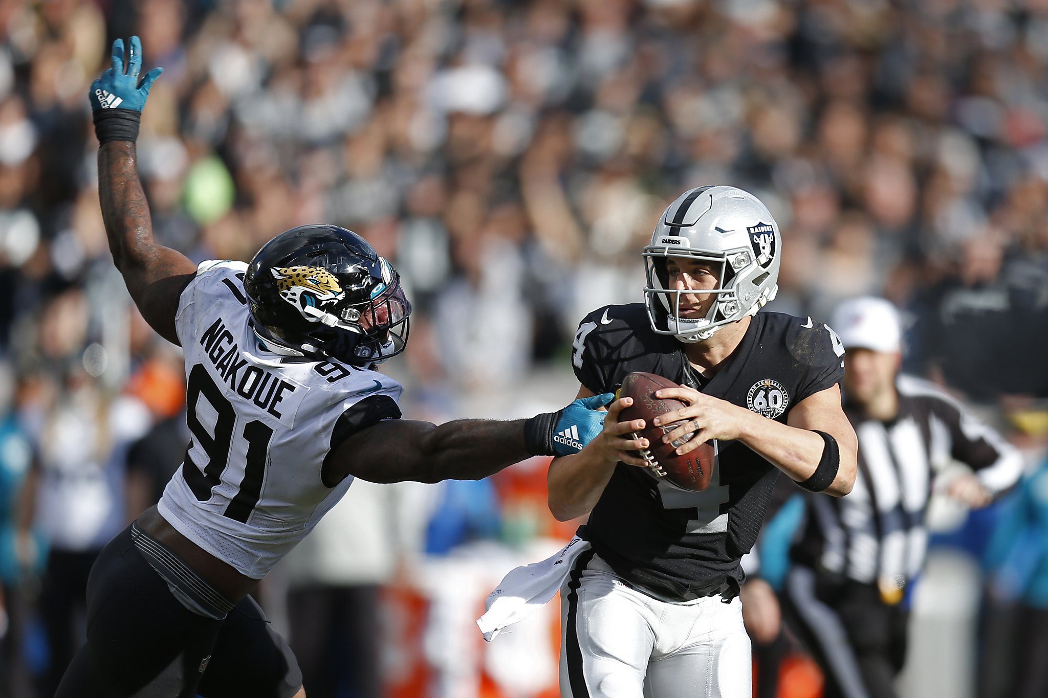 Raiders fans throw garbage, fight with security after ugly final game in  Oakland