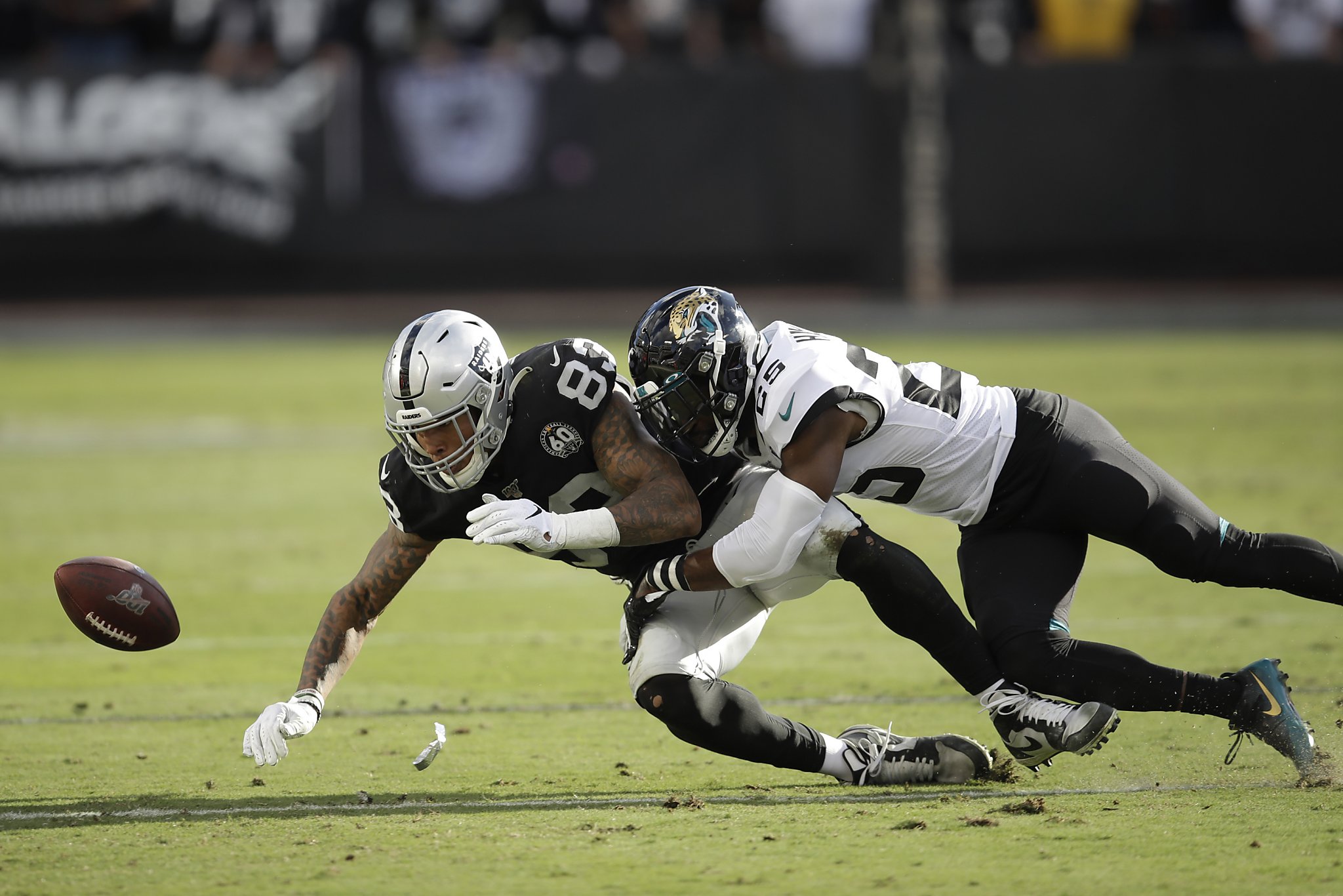 Raiders fans throw garbage, fight with security after ugly final game in  Oakland