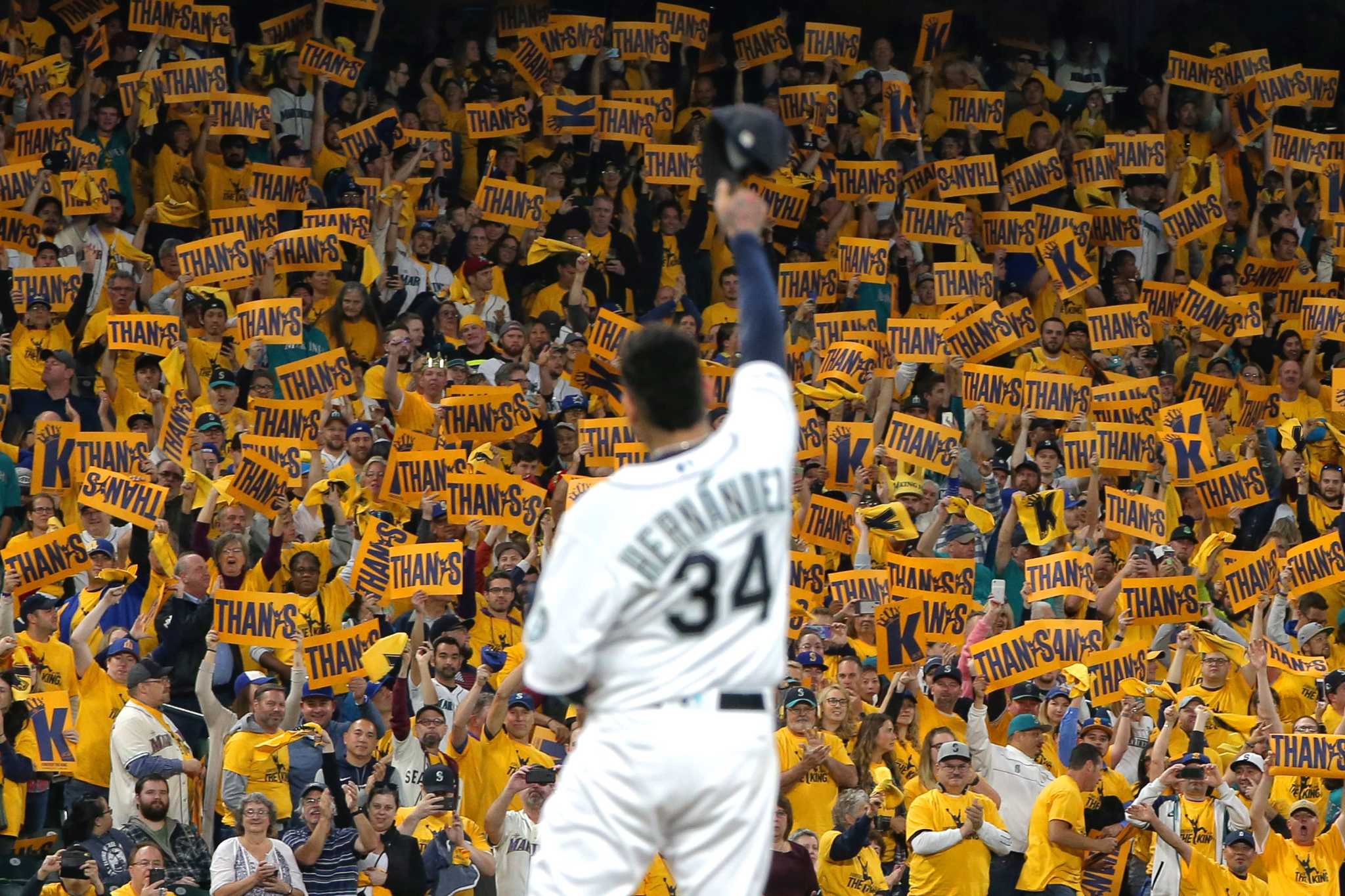 Mariners' Felix Hernandez sworn in as U.S. citizen