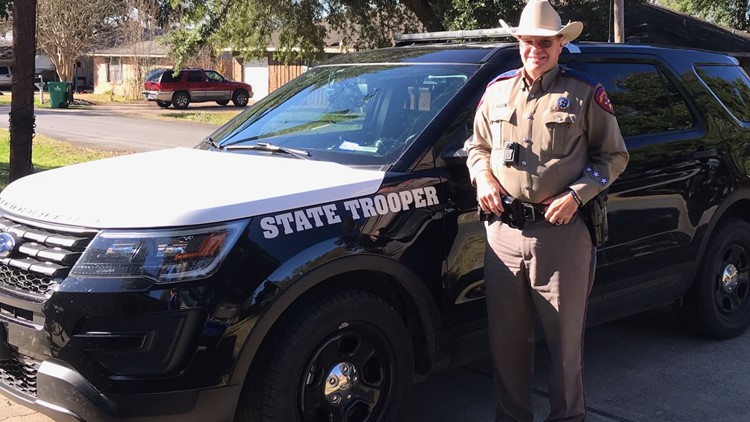 Texas Dps Trooper Prays With Grief Stricken Family Photo Goes