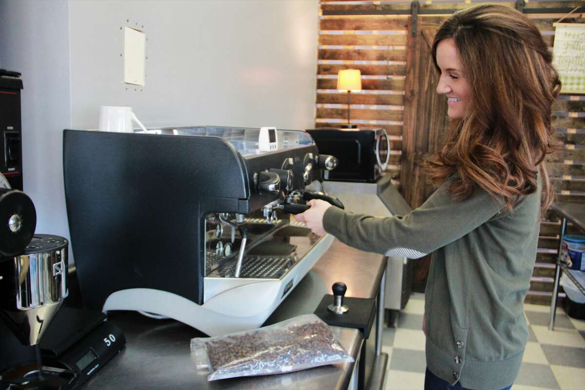Owner Julia Raglin prepares for opening day by testing out a variety of drinks which will be available at The Corner Cup. According to Raglin, her shop will provide a variety of beverages, including hot and cold drinks, smoothies, pop and frappes.