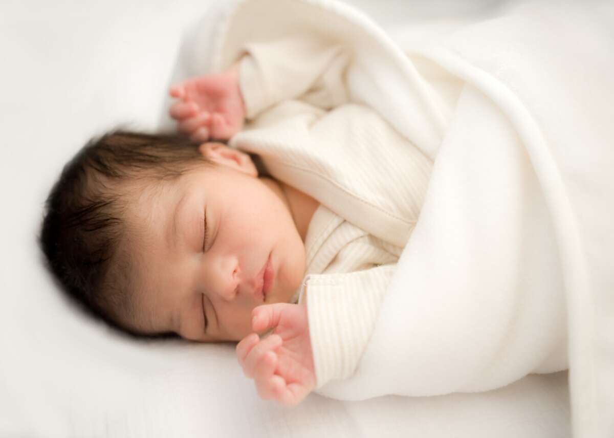 Включить шум новорожденному. Шум для новорожденных. Белый шум новорожденным. Белый шум для сна младенцев. Младенцу холодно.