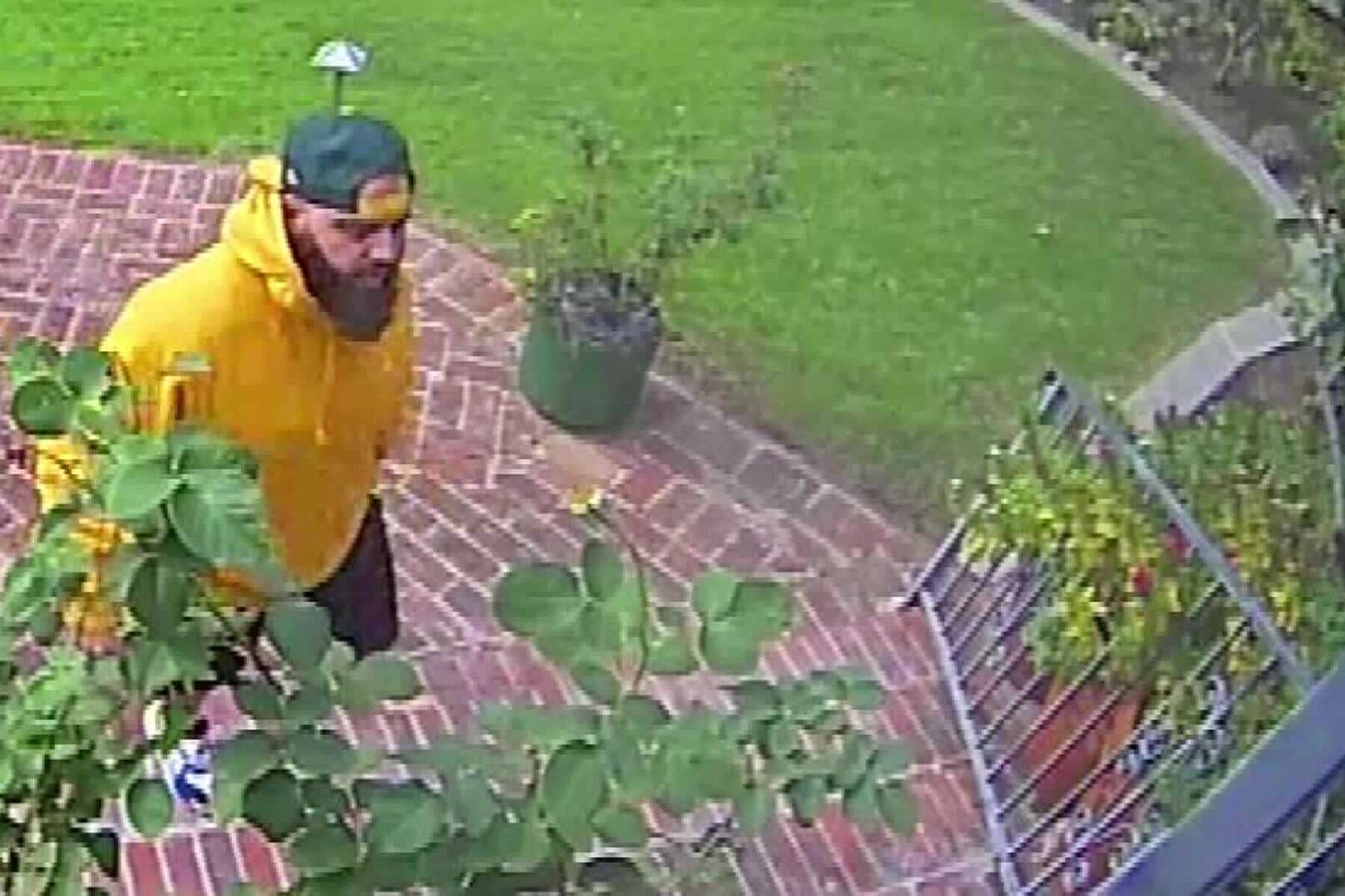 Hidden cam Thief steals $10,000 from