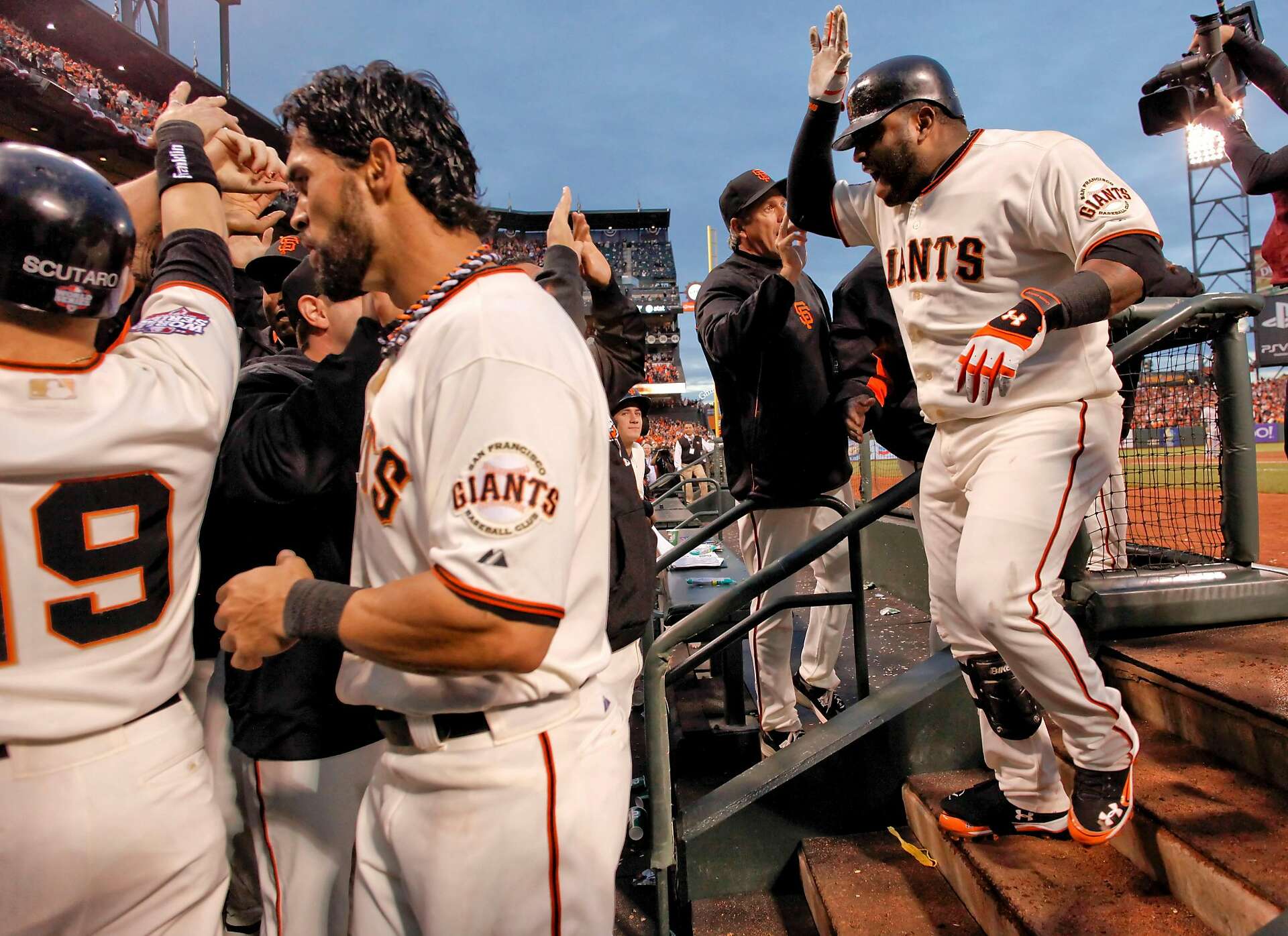Memorable moments: Giants' Pablo Sandoval hits 3 HR in World Series game, image size:1920x1396