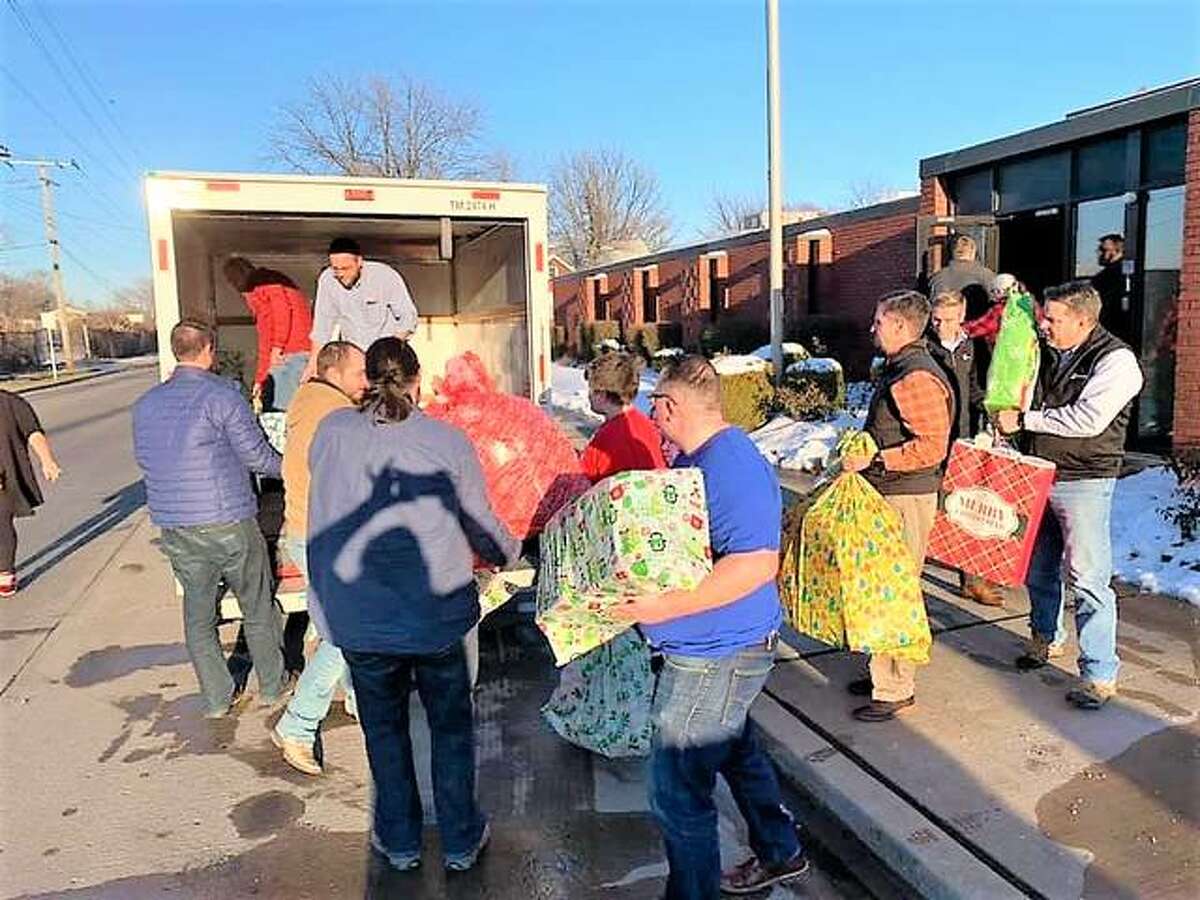 Christmas Toy Giveaway 2022 Near Alton Il Mid-Town Moms Gives Away Almost 3,000 Toys During The Holidays
