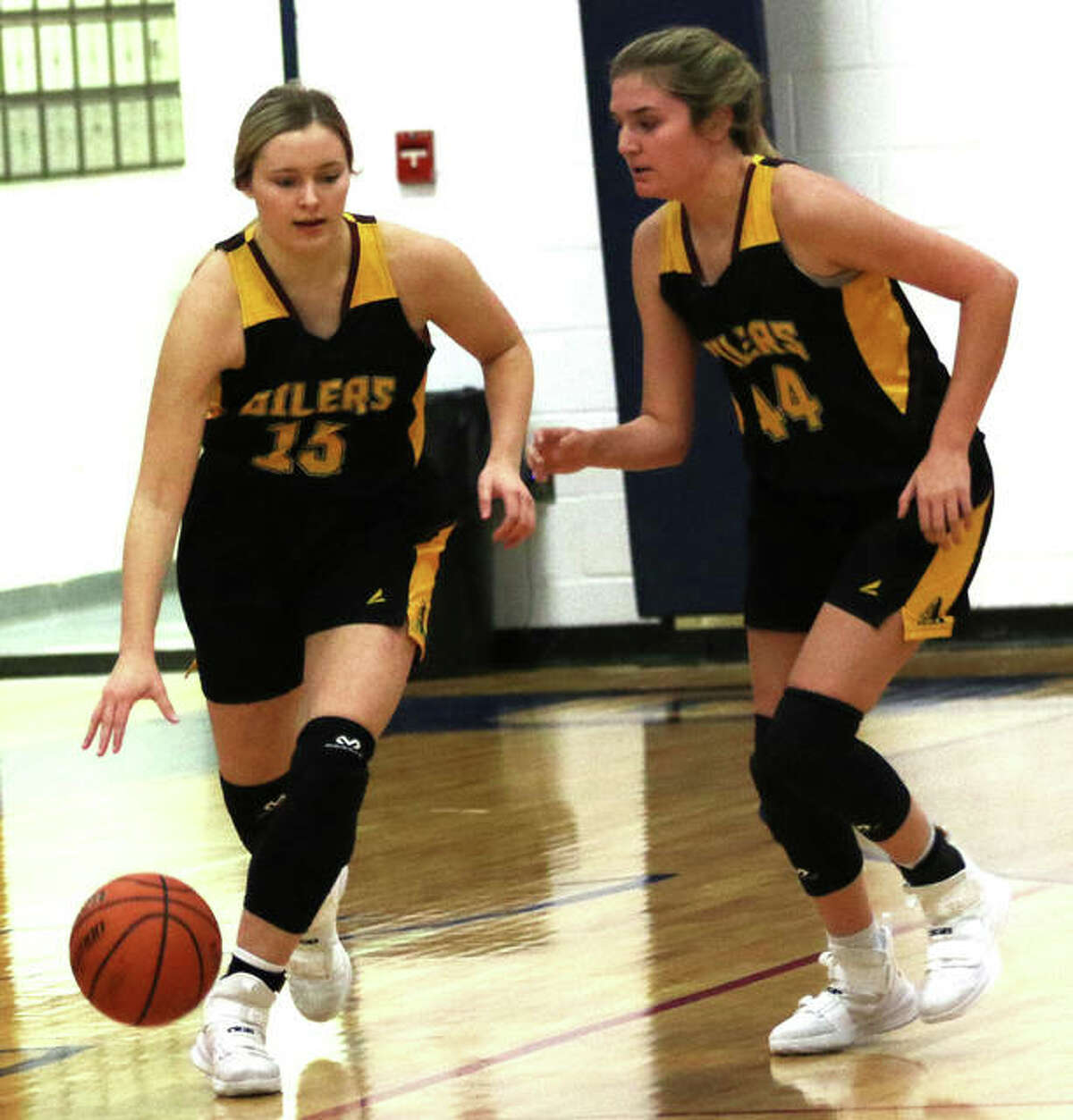 EA-WR’s Taylor Parmentier (left) heads upcourt with the basketball alongside teammate Aubrey Robinson during the Oilers semifinal win over Columbia on Thursday at the Candy Cane Classic at Waterloo Gibault. EA-WR won the tourney championship on Saturday with Robinson earning MVP honors and joining Parmentier on the all-tournament team.