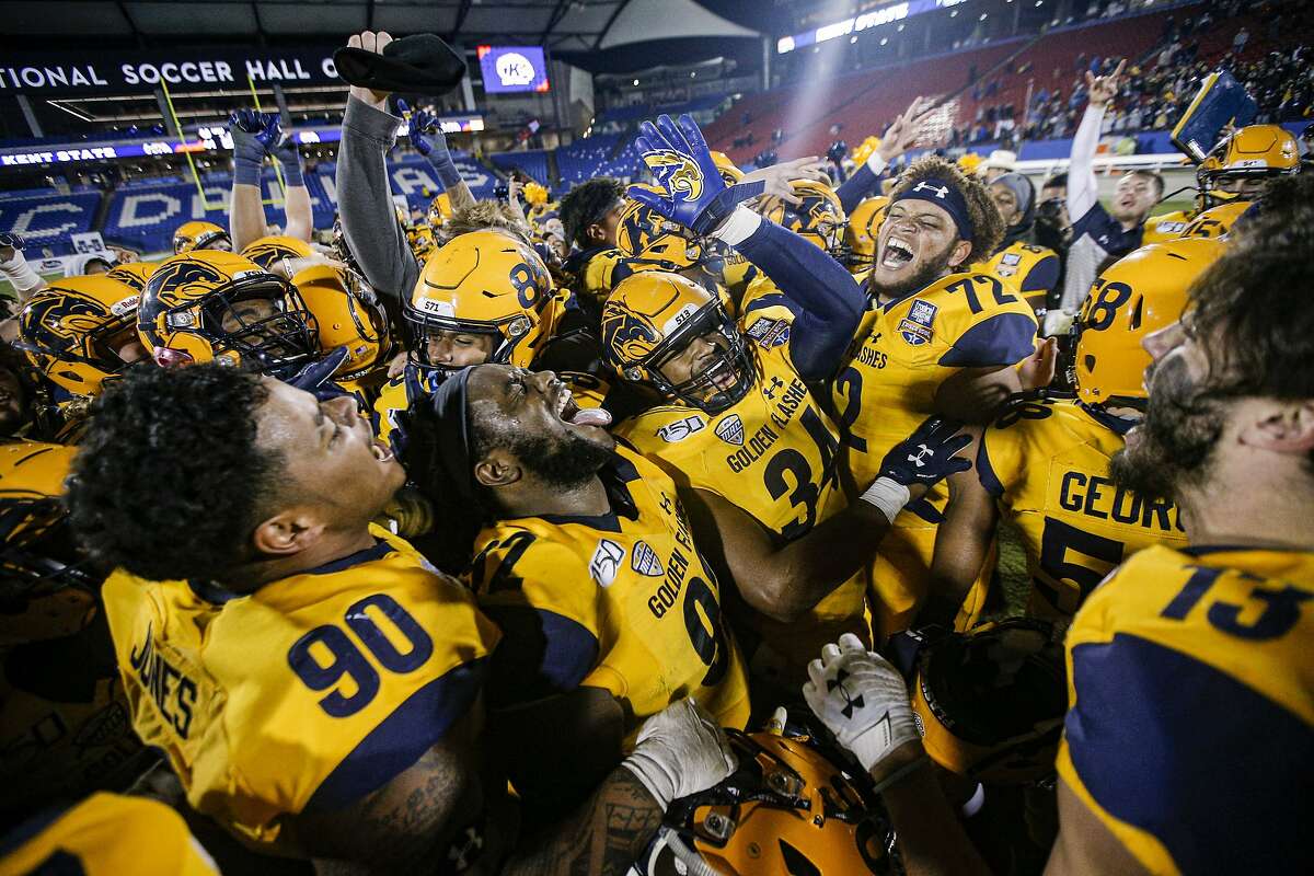 Kent State celebrates a 51-41 win over Utah State in the Frisco Bowl NCAA college football game Friday, Dec. 20, 2019, in Frisco, Texas. (AP Photo/Brandon Wade)