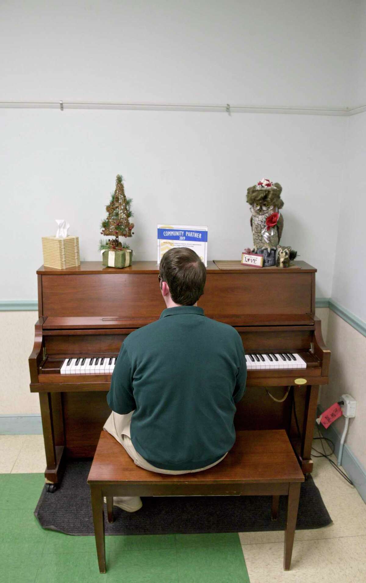 Blind, halfdeaf Danbury pianist got start with stranger’s gift