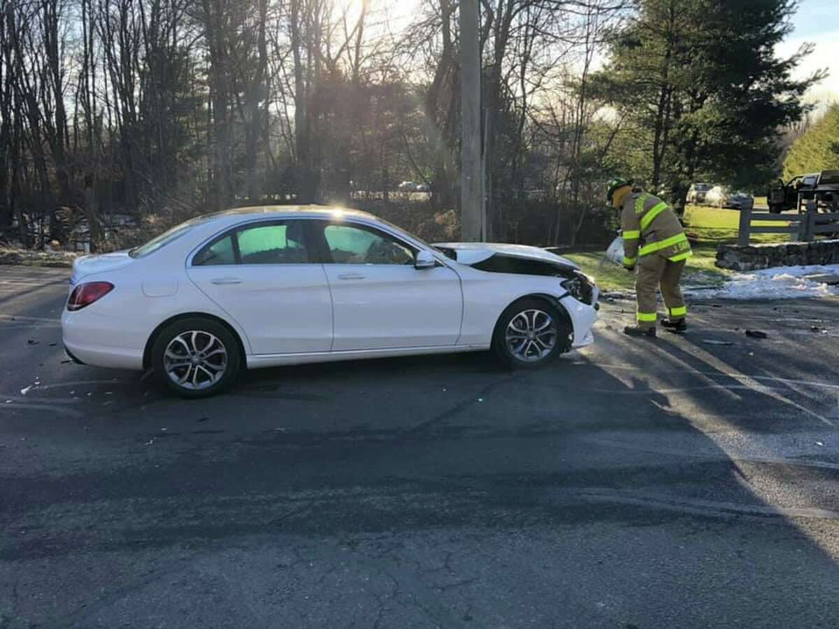 Minor injuries in Brookfield crash