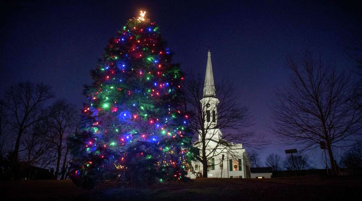 New Canaan sings carols on Christmas Eve