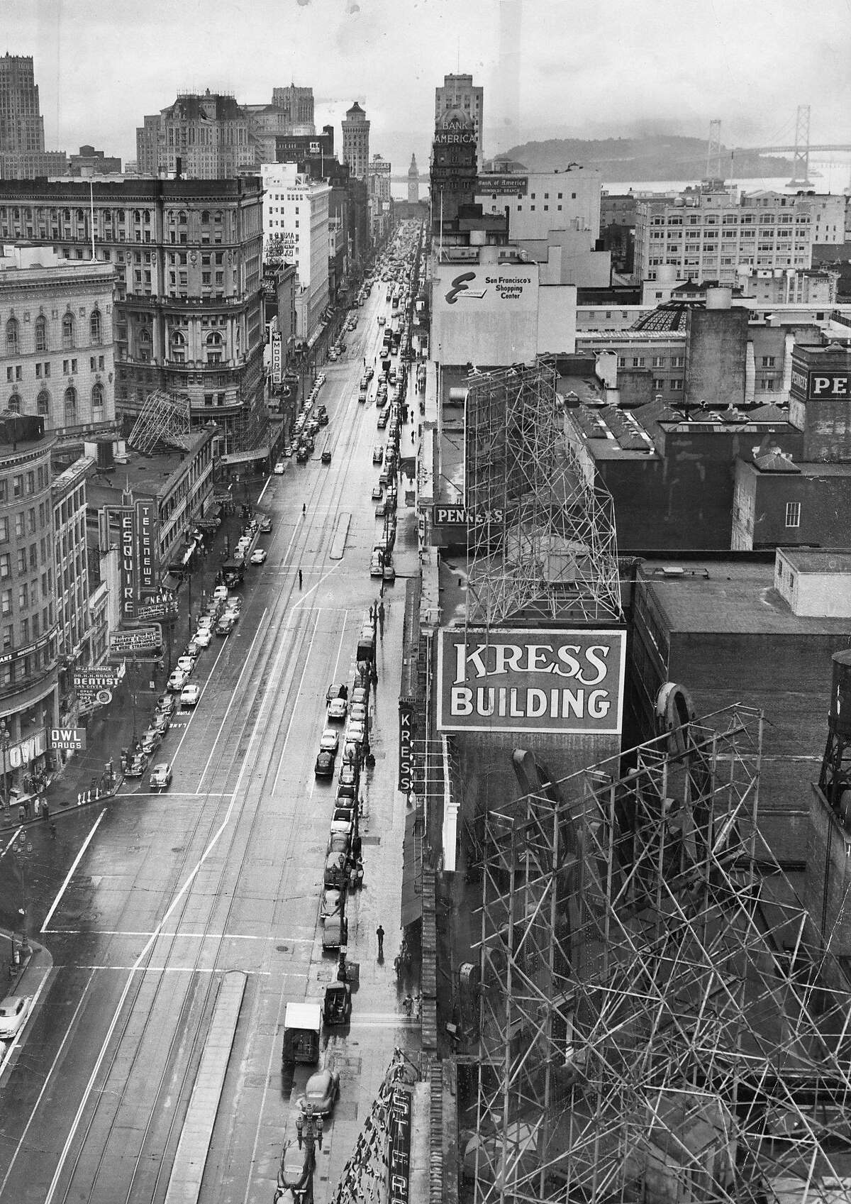 市场街向东看，背景是渡轮大厦和海湾大桥，这幅24 x 18英寸的照片被发现有对角线的裁剪痕迹，显示了照片中央的三分之一。这是我清理掉裁剪痕迹后的样子。照片刊登于1952年2月21日
