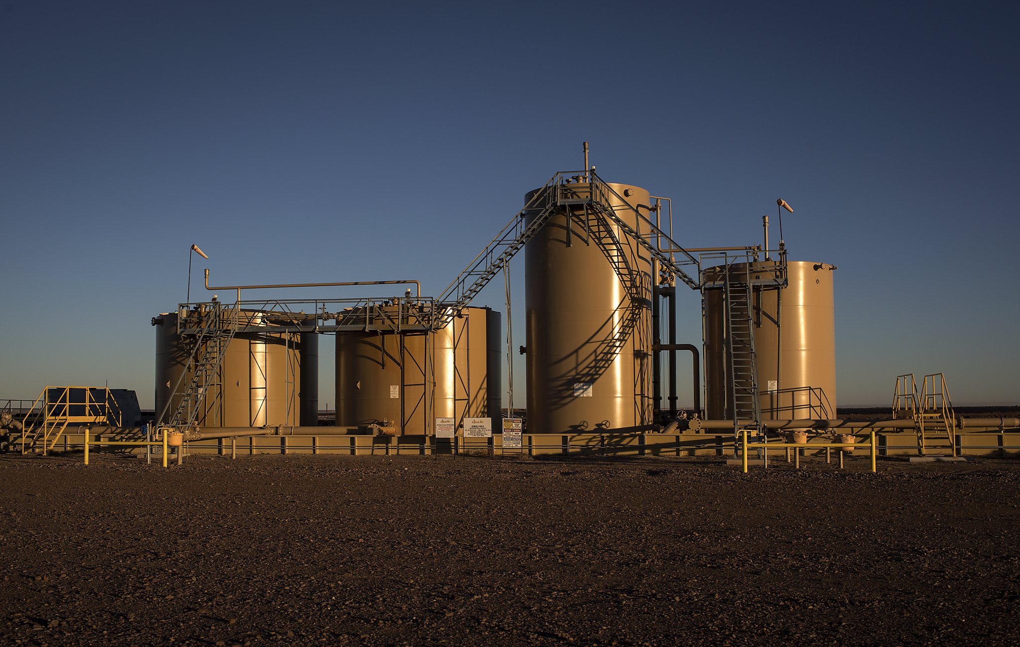 Oil above 61 amid Middle East tensions, shrinking stockpiles