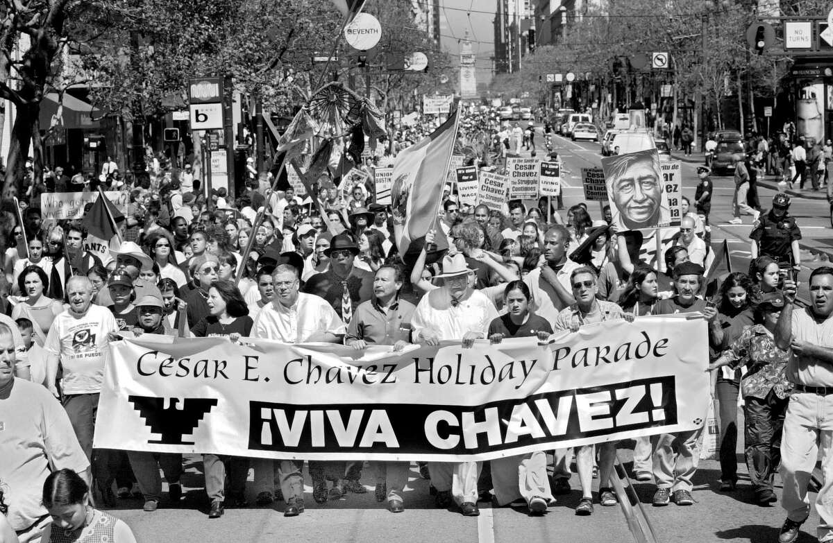 2001年3月31日，从市场街到市民中心的游行队伍庆祝塞萨尔·查韦斯日。