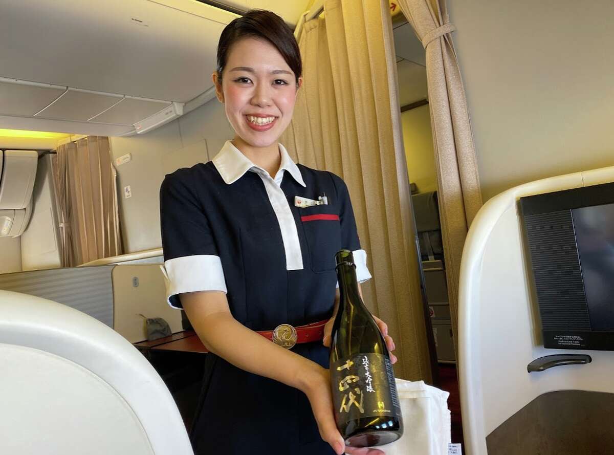 Flight class. Japan Airlines стюардессы. Стюардессы японских авиалиний. Стюардессы 1 класс. JAL Airlines первый класс.