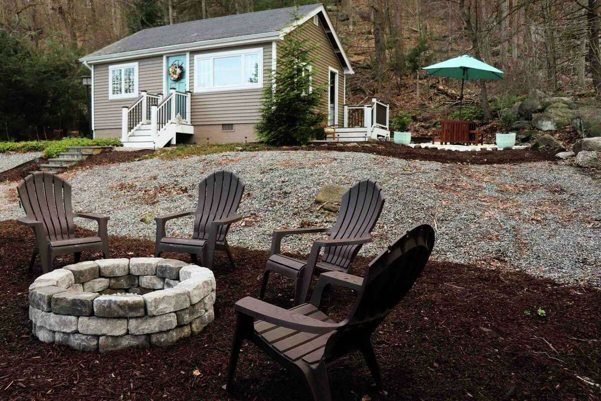 A little lake cabin for rent in New Fairfield. View the full listing on Airbnb.
