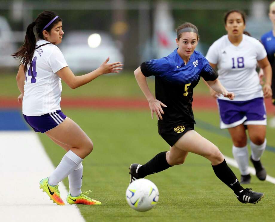 Alamo Heights midfielder Sophia Connelly (5) is one of the area’s top returning players in Class 5A. Photo: Ronald Cortes /Contributor / 2019 Ronald Cortes