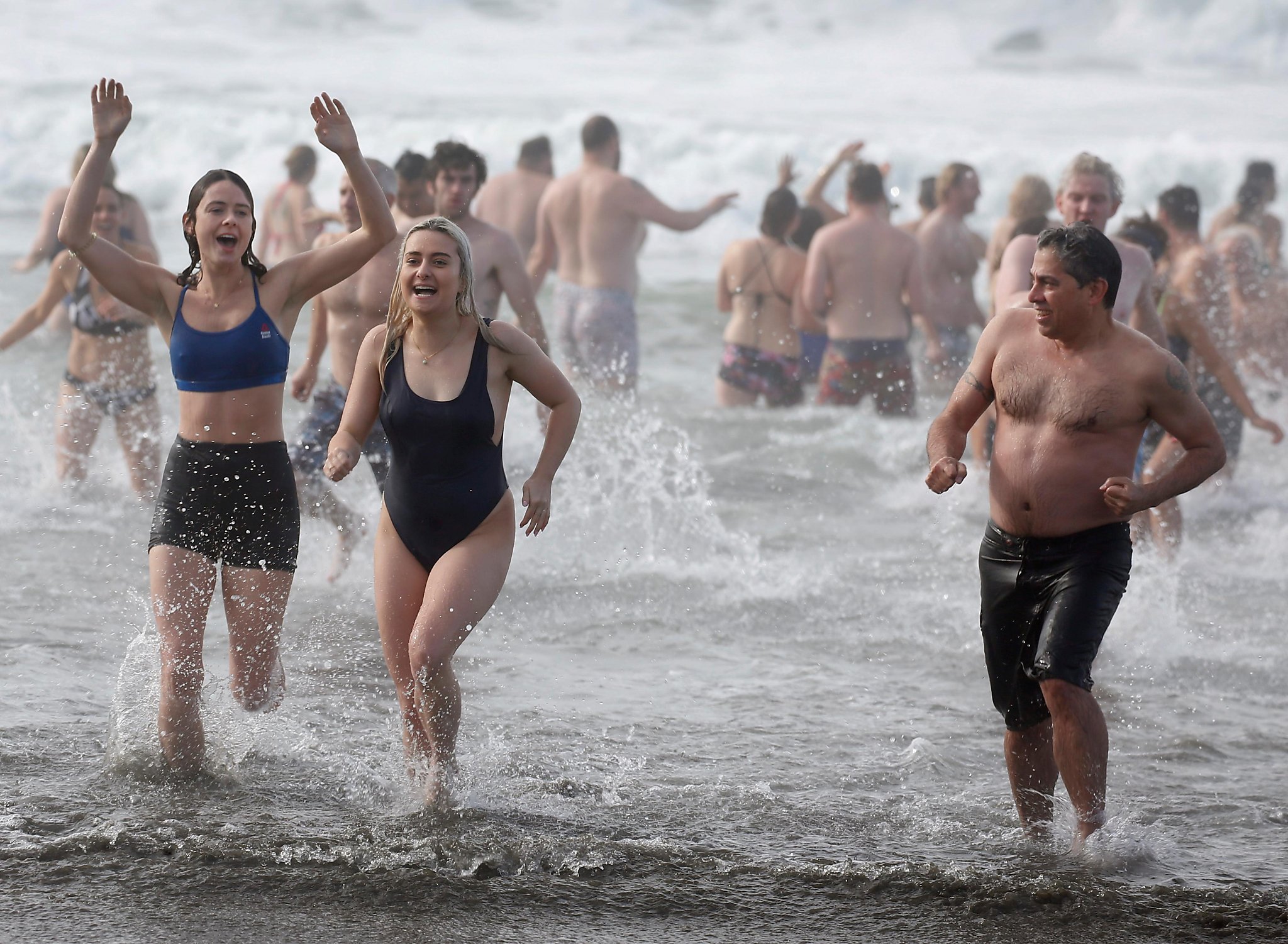 Anmeldelse Læge Mince Hundreds mark New Year's Day with chilly plunge at Ocean Beach