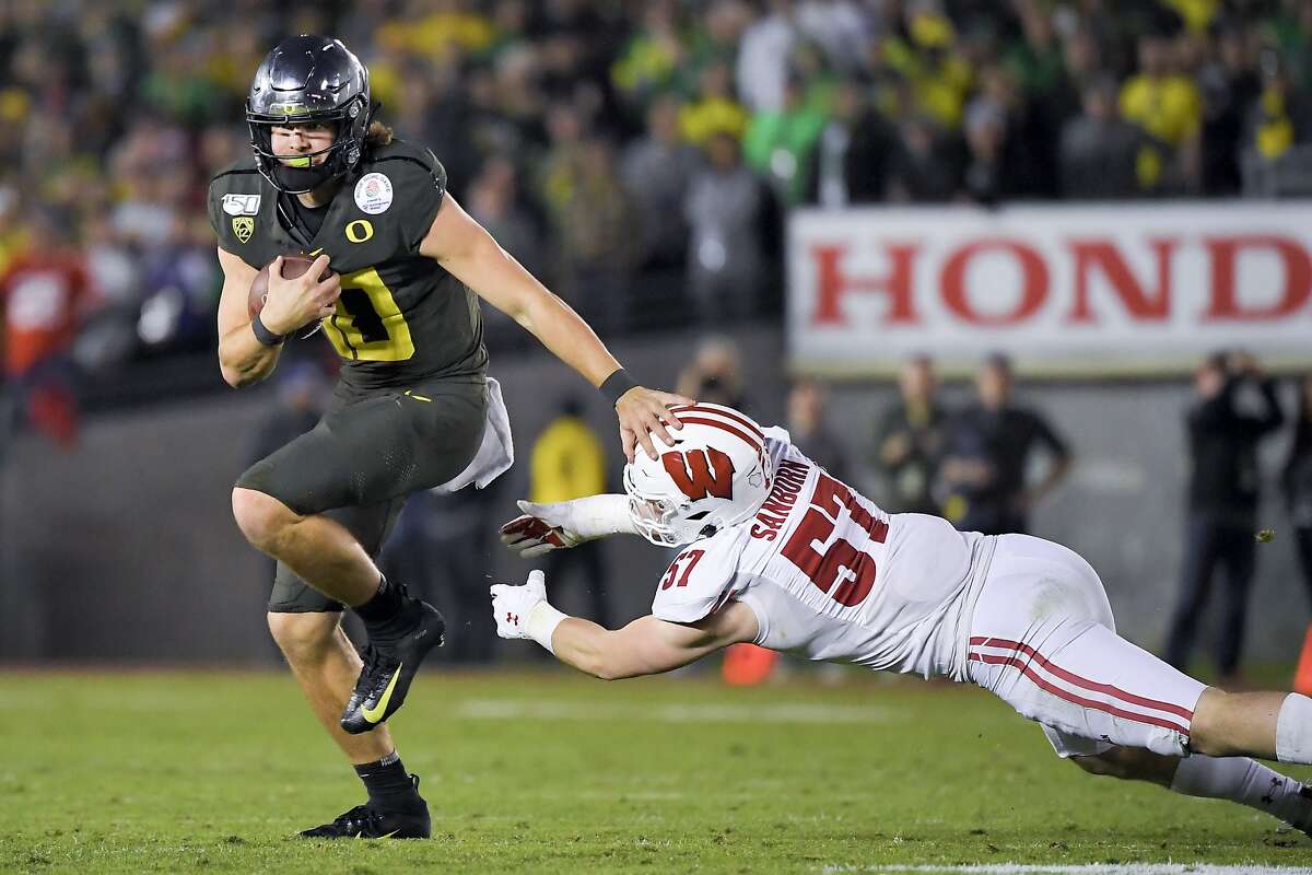 Justin Herbert S Three Td Runs Help Oregon Beat Wisconsin In Rose Bowl