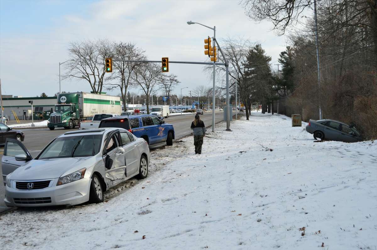 Twocar crash on Saginaw, near Eastman