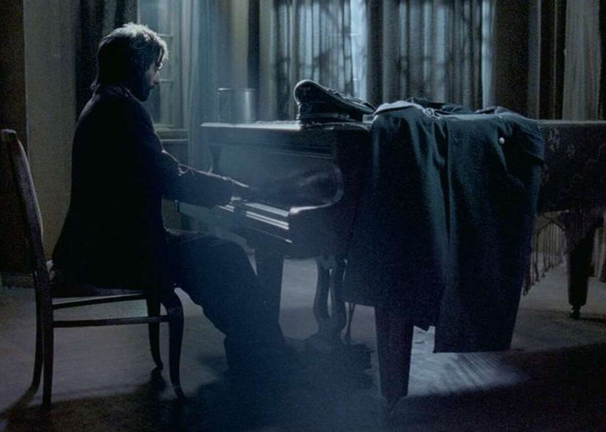 Does he play the piano. Эдриан Броуди пианист.