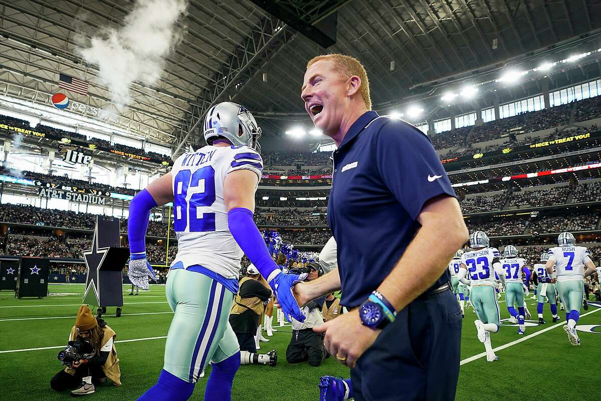 Dallas Cowboys head coach Jason Garrett slaps hands with tight end Jason Witten (82) as the team takes the field to face the Washington Redskins at AT&T Stadium in Arlington, Texas, on December 29, 2019. (Smiley N. Pool/Dallas Morning News/TNS)