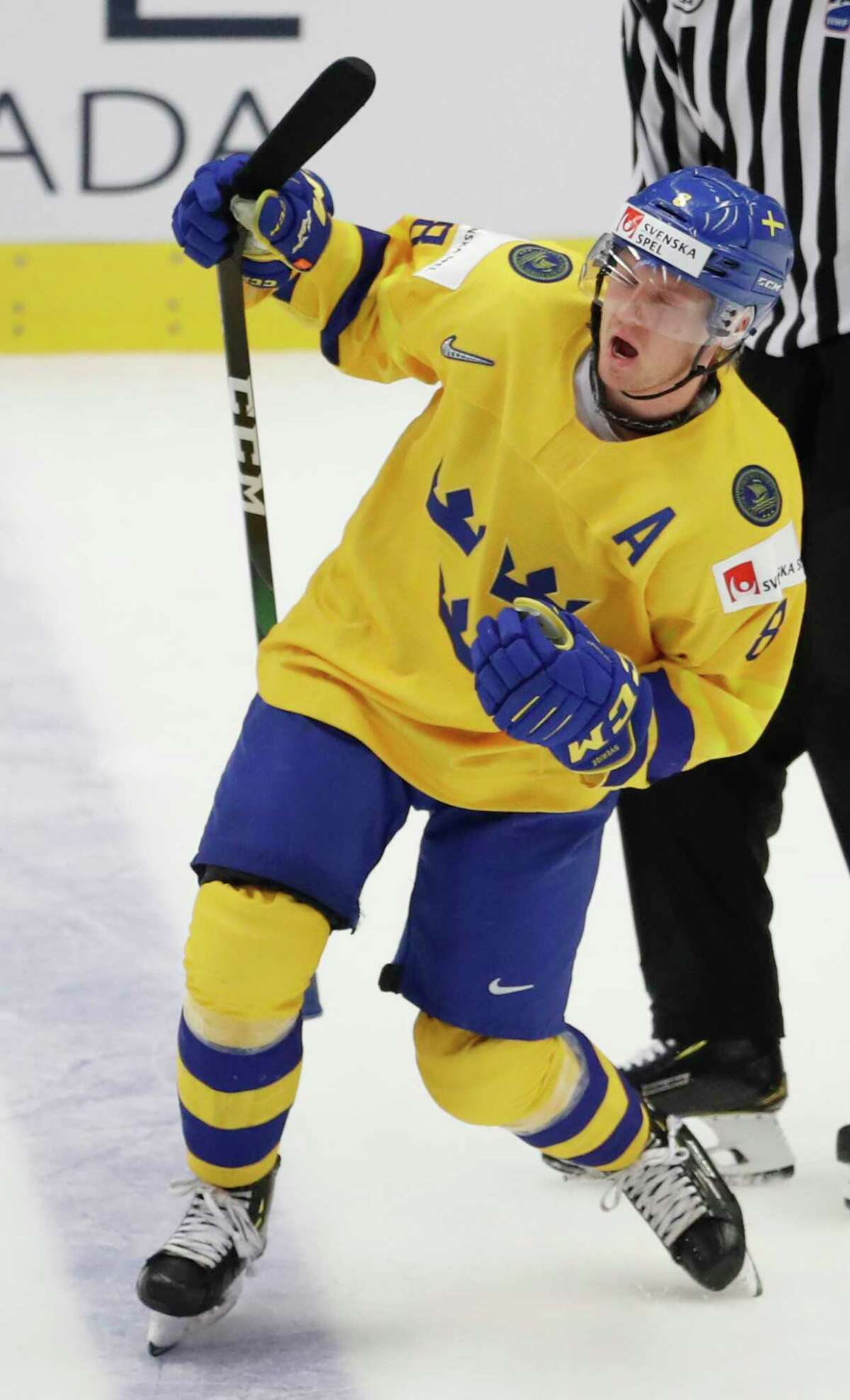 Canada rallies to beat Russia in World Junior Championship