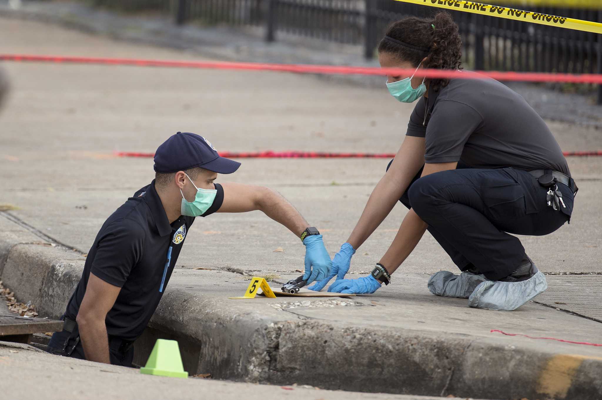 Houston Police Sergeant Shoots Robbery Suspect In Midtown Police Say