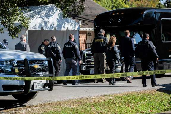 Officers surround a tour van with a grand jury inside after the group visited on Wednesday, Jan. 8, 2020, in Houston the property on 7185 Harding Street where two Houston homeowners were shot to death during a botched drug raid in January 2019.