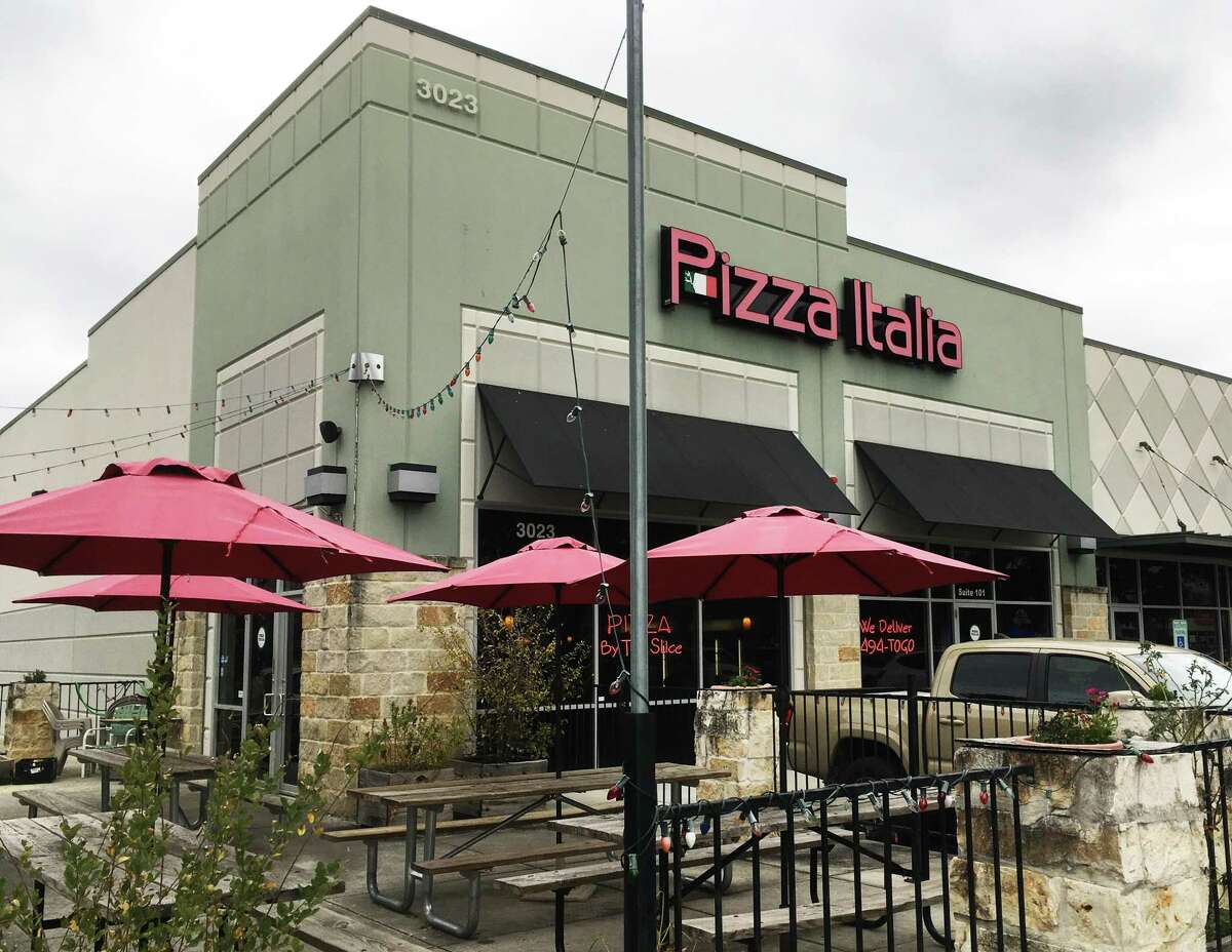 52 Weeks of Pizza Pizza Italia rocks a pizza with barbecue sauce, chicken and jalapeño