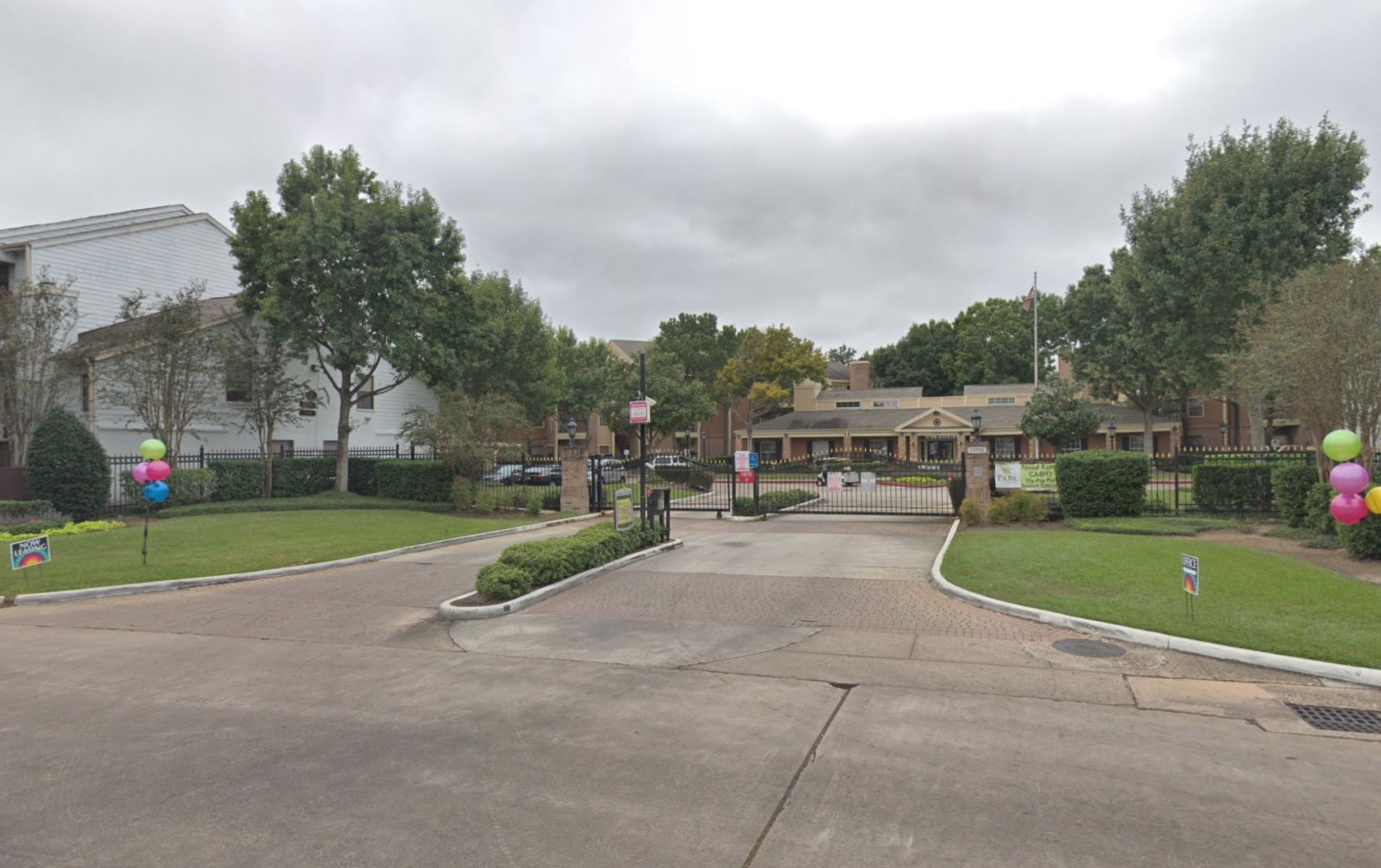 Teen shot while friends play with gun in southeast Houston apartment