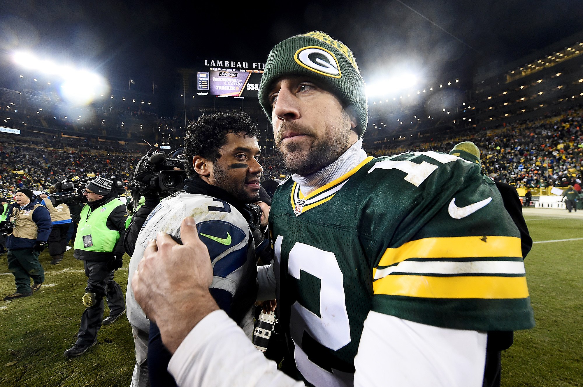 Divisional playoffs: Marshawn Lynch and Aaron Rodgers exchange jerseys