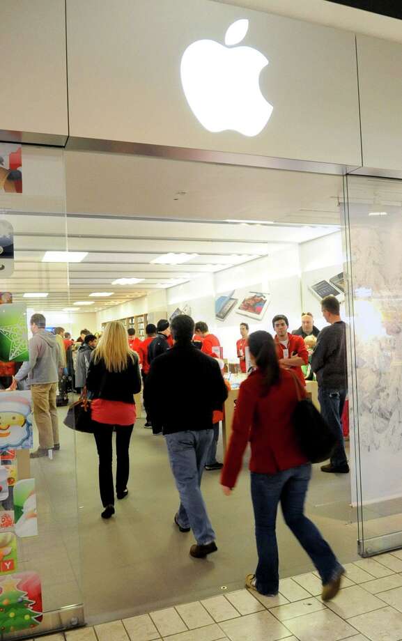 Shoppers enter a crowded Apple Store at Stamford Town Center in Stamford on Dec. 24, 2011. Apple has posted a message on the Stamford store’s website that indicates the store is closing and will be replaced by Apple’s new store at SoNo Collection mall in Norwalk, Conn. Photo: Lindsay Niegelberg / Lindsay Niegelberg / Stamford Advocate