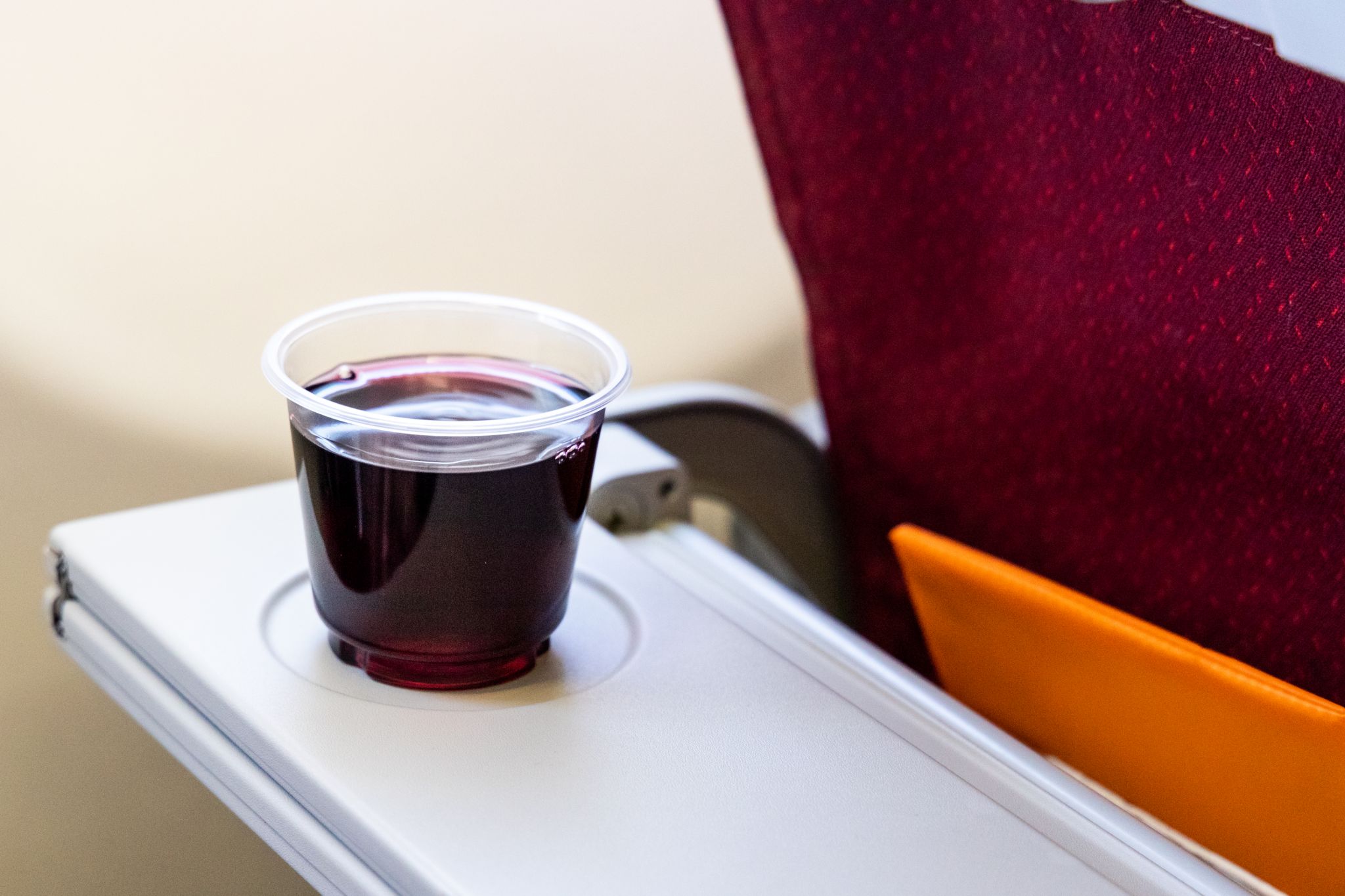 here-s-what-you-should-and-should-not-drink-on-a-plane-according-to