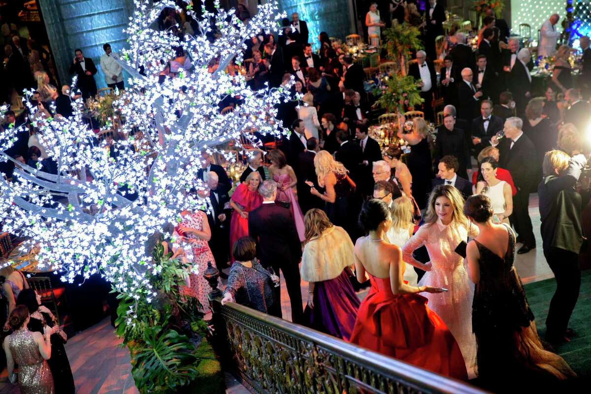SF Ballet’s opening gala attracts glamorous, joyful crowd to City Hall