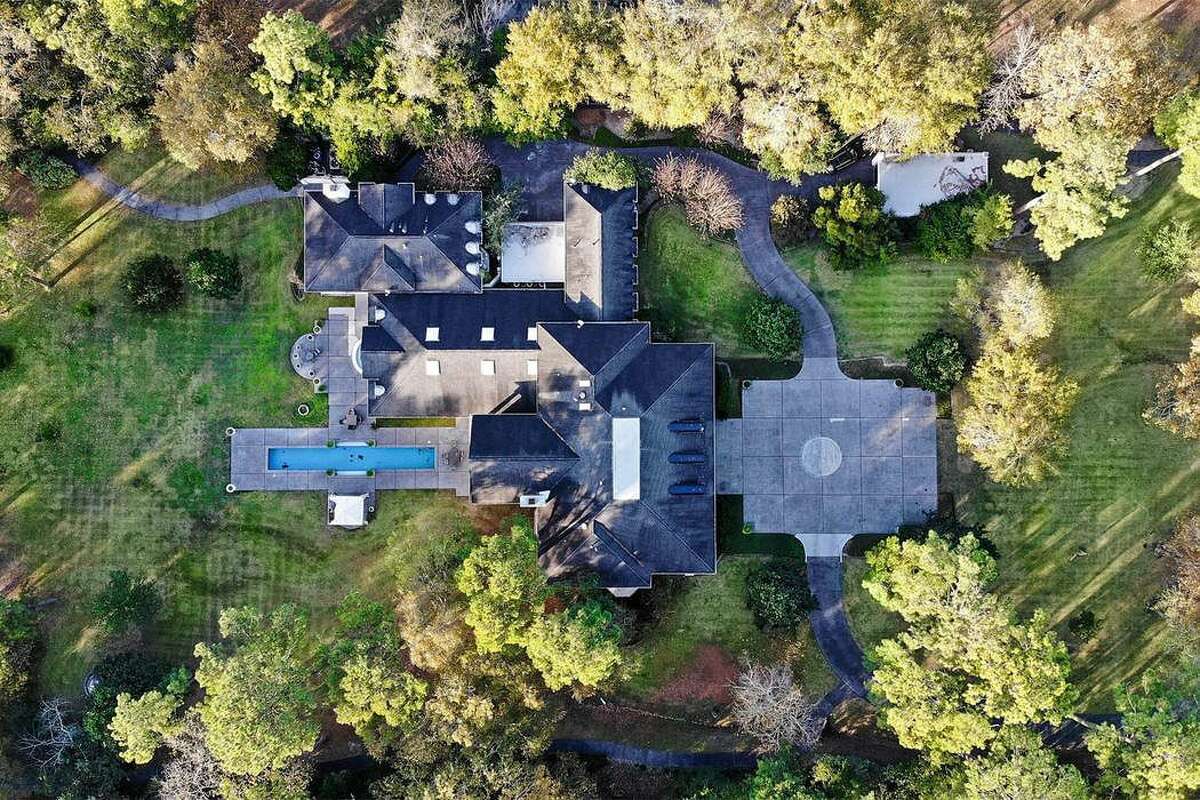 Live in your own country club at this 5M Rivercrest mansion