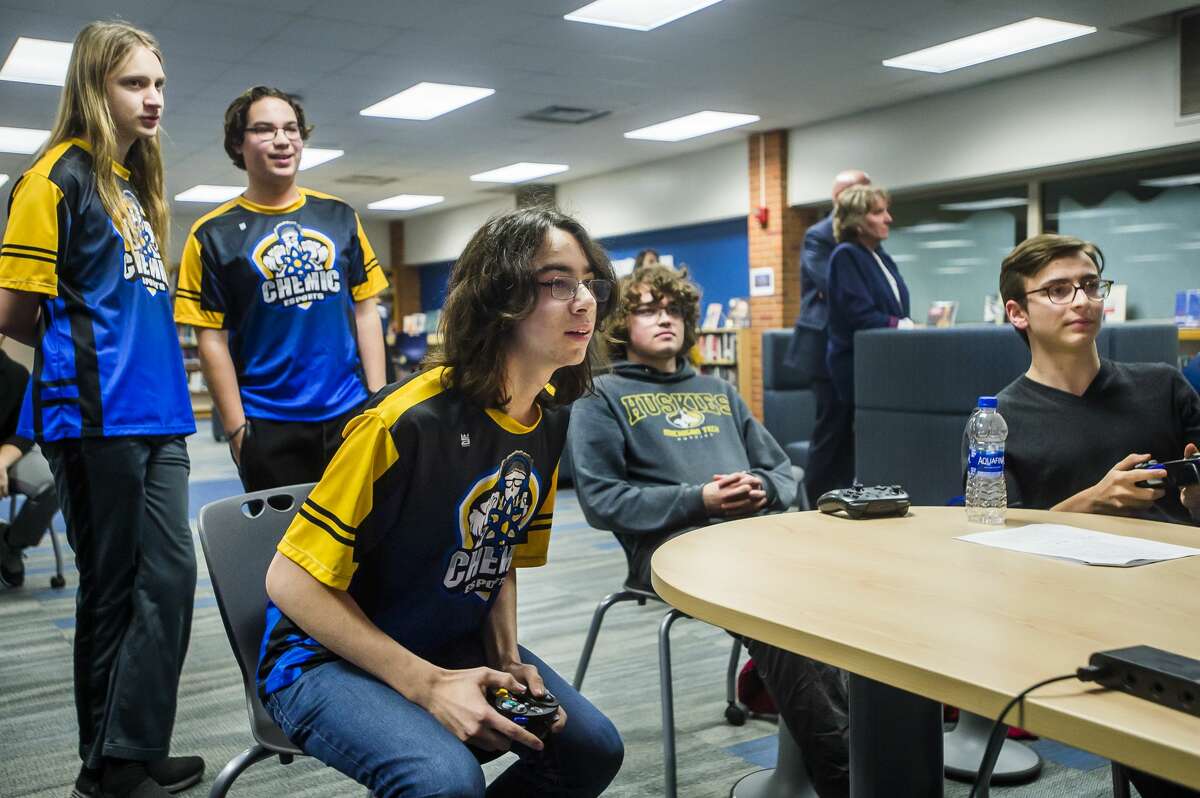 Midland High's Andrew Brenes, third from left, plays a game of Super Smash Bros. against Dow High's Tayce Shamamian, right, during the two schools' esports meet Friday, Jan. 17, 2020 at Midland High. (Katy Kildee/kkildee@mdn.net)