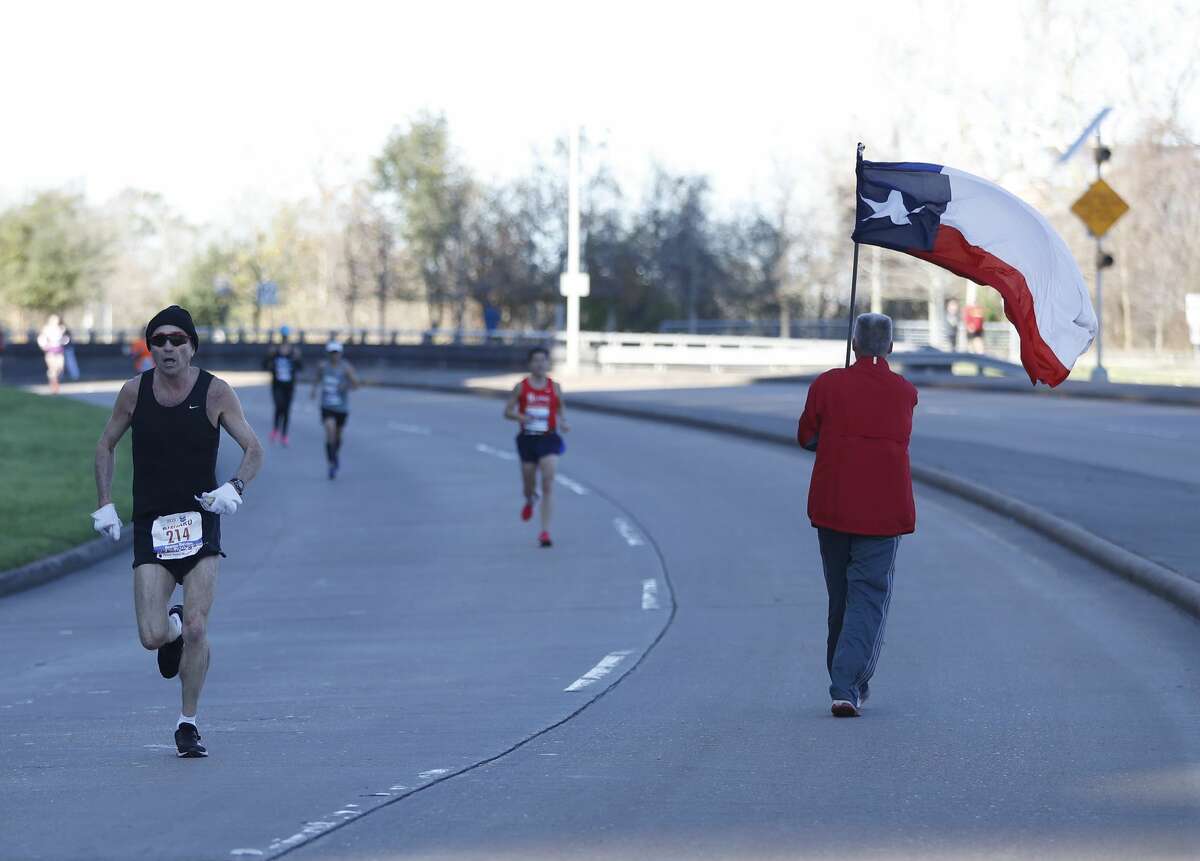 Thousands rush downtown for Chevron Houston Marathon