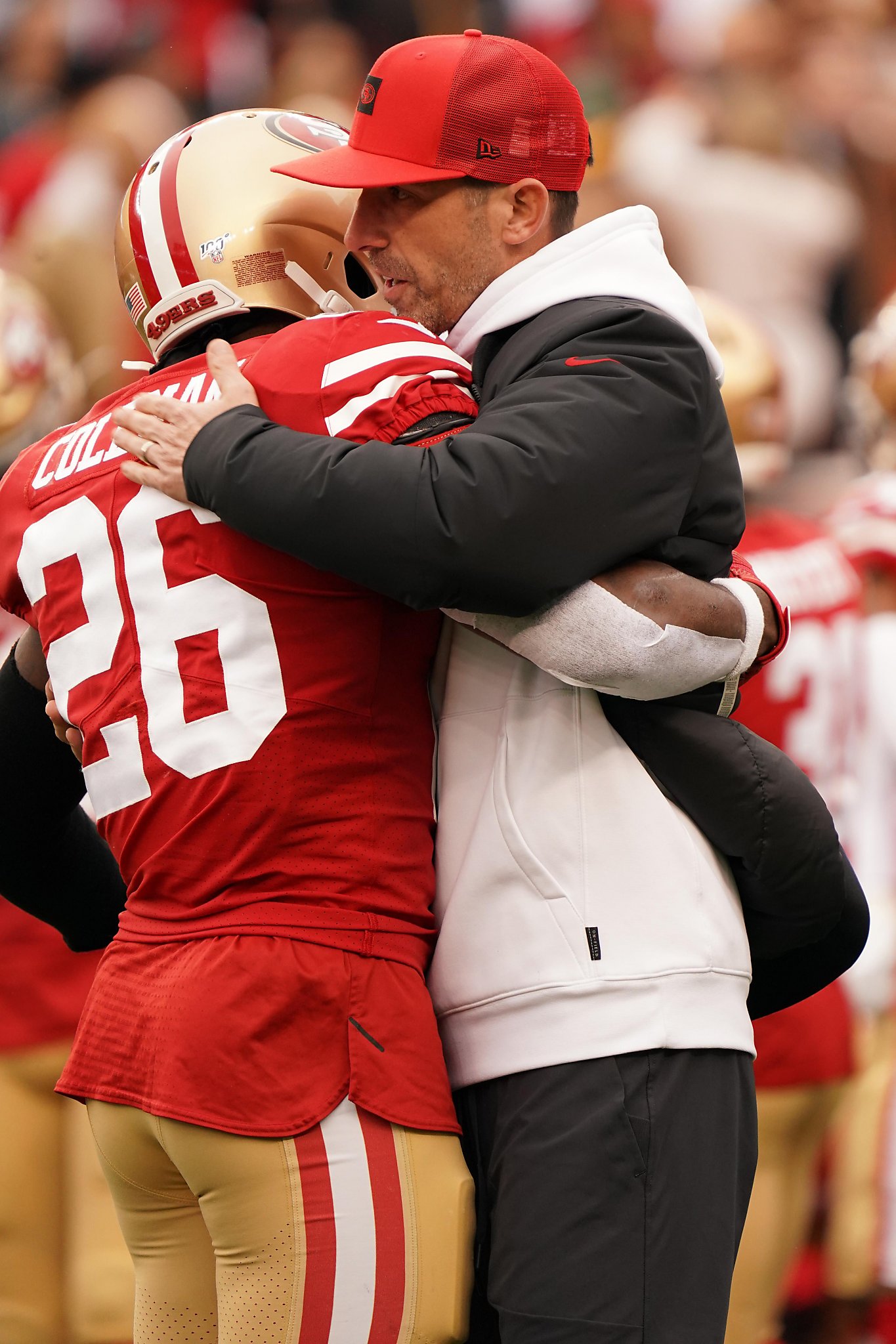 Twitter has a field day with Rob Lowe in a generic NFL logo hat at  Packers-49ers game