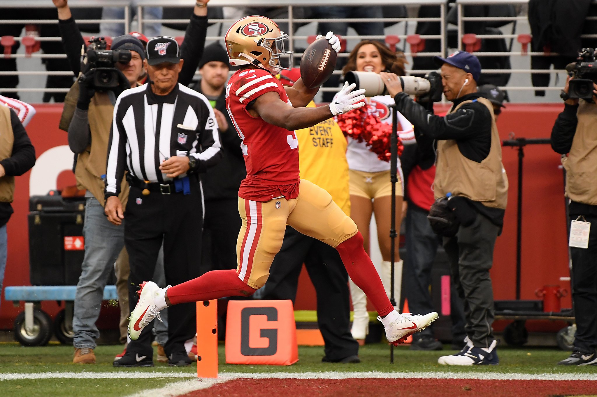 NFC Championship: Rob Lowe dons NFL hat, not 49ers or Packers lid