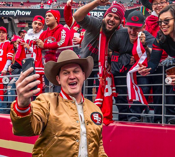 Here's where Rob Lowe got that super dumb NFL logo hat he wore in the 49ers-Packers  game