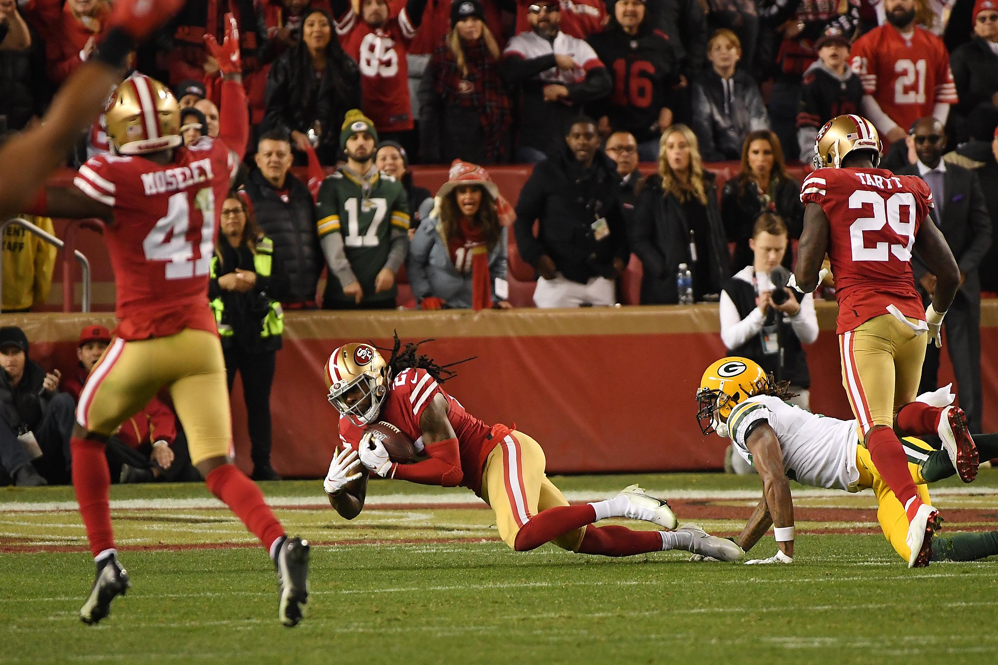 Twitter has a field day with Rob Lowe in a generic NFL logo hat at  Packers-49ers game