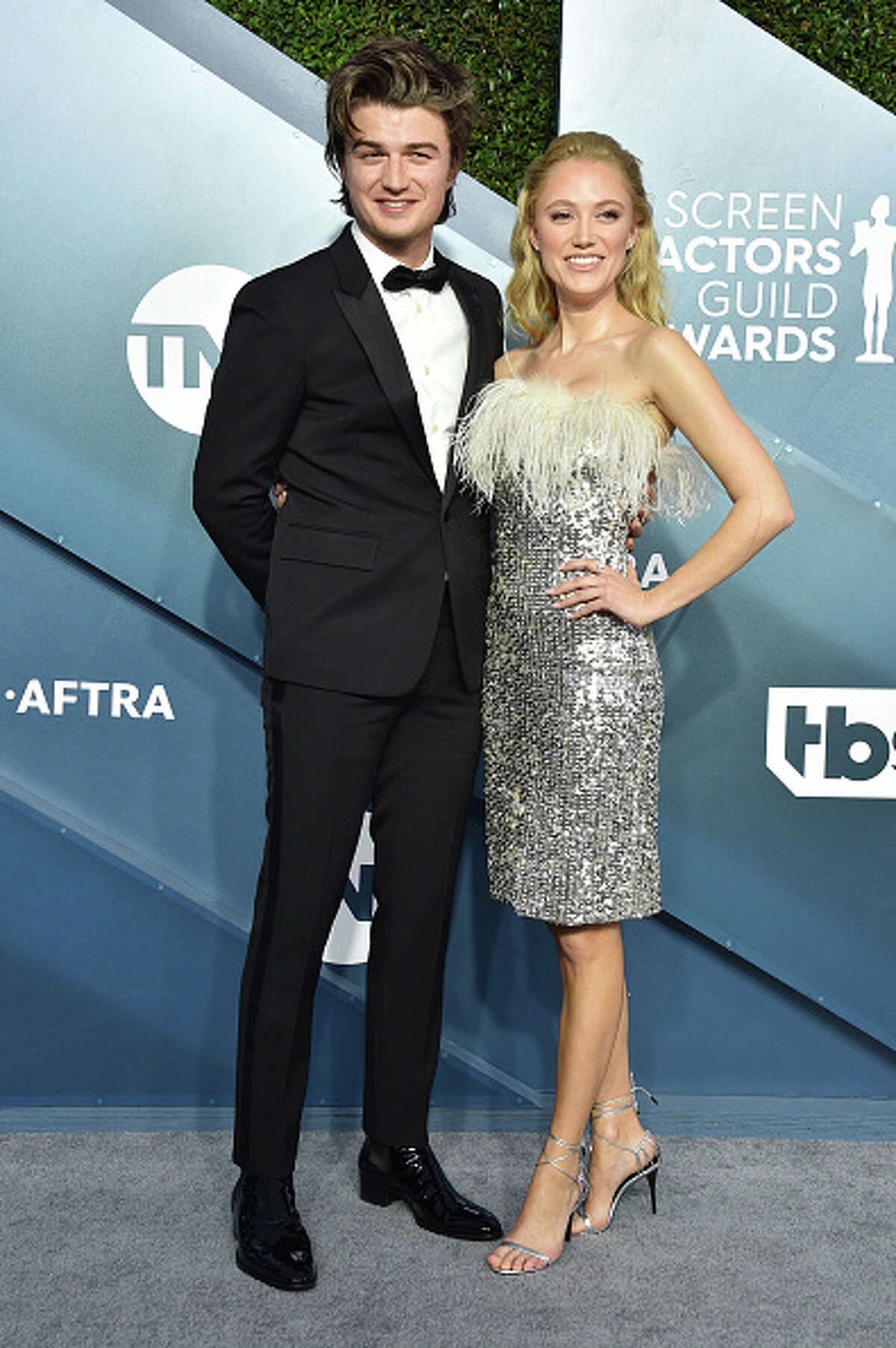 Joe Keery and Maika Monroe attend the 26th Annual Screen Actors Guild Awards at The Shrine Auditorium on January 19, 2020 in Los Angeles, California. 721430 (Photo by Gregg DeGuire/Getty Images for Turner)