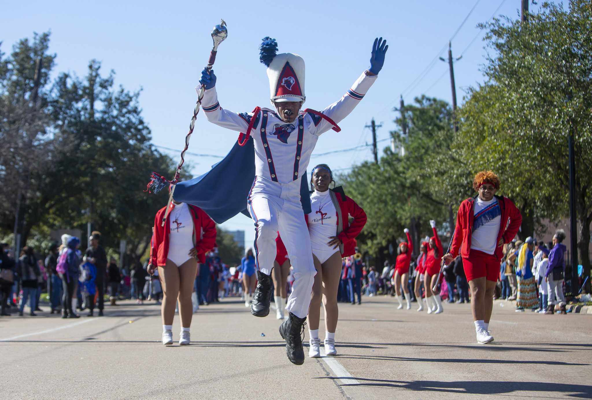 Houstonarea residents volunteer, turn out to parades to honor memory