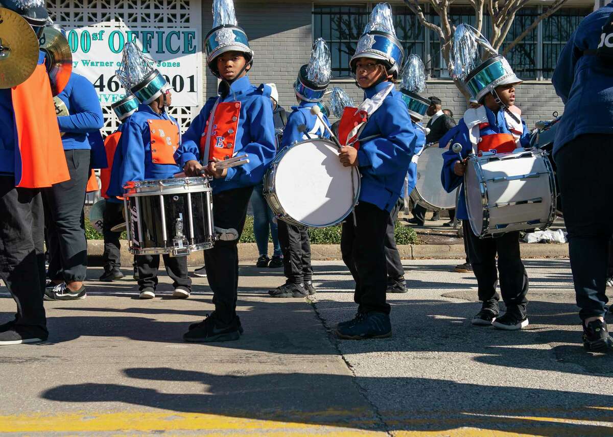 Houstonarea residents volunteer, turn out to parades to honor memory