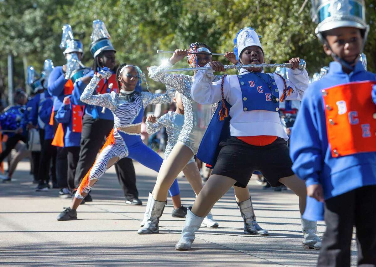 Houstonarea residents volunteer, turn out to parades to honor memory