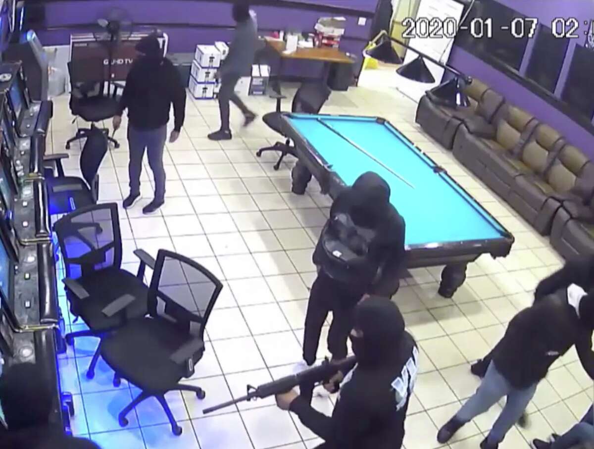 WATCH: Armed robbers steal $30K from restaurant employees in southwest ...
