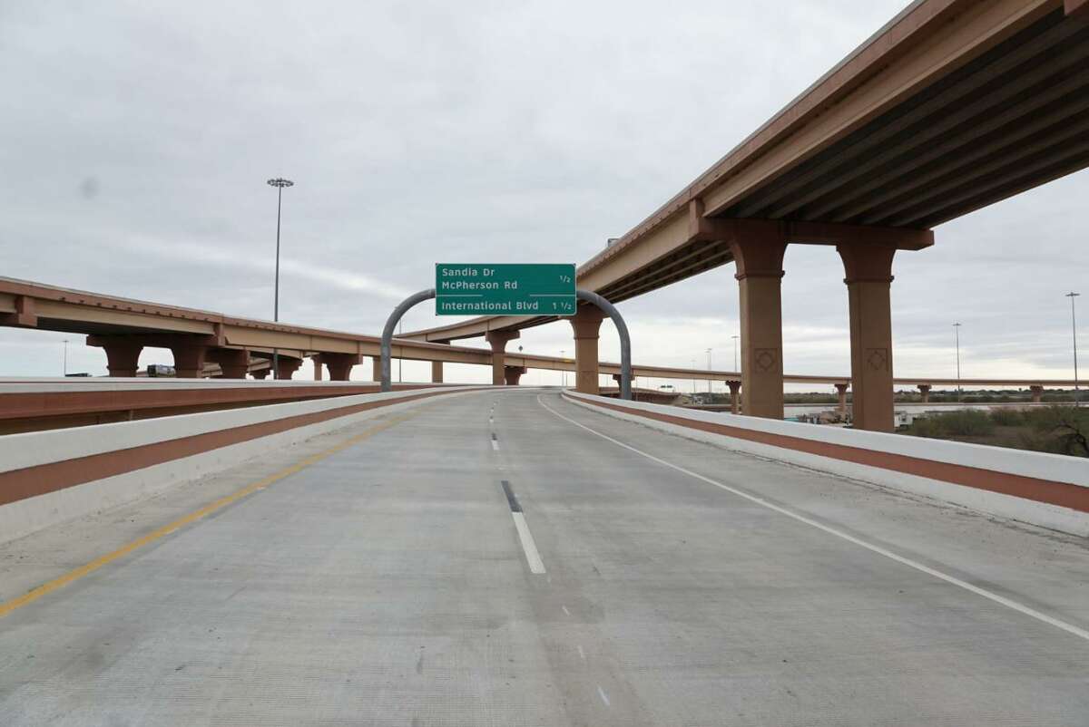 Funcionarios municipales y estatales estuvieron presentes en la inauguración del paso a desnivel que va desde la Carretera 59 al Loop 20, pasando por la Carretera Interestatal 35 y la línea del ferrocarril Union Pacific, el martes 20 de enero de 2020 en Laredo.