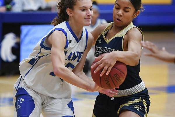 No 1 Notre Dame Fairfield Survives On The Road Against No 2 Newtown Expressnews Com