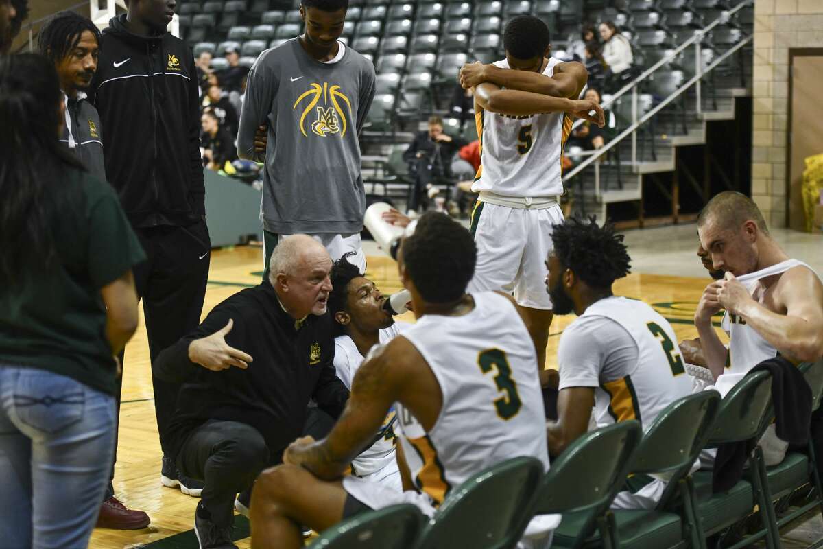 Midland College's head coach Pat Rafferty talks to the team during a time out Thursday, Jan. 23, 2020 at Chaparral Center. Jacy Lewis/Reporter-Telegram